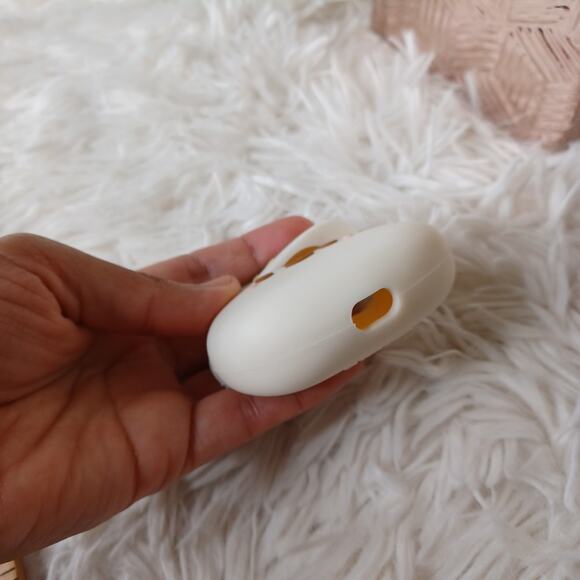 SMOKO Silicone Lil’ B Dumpling Airpod Case Cover In White - Picture 6 of 6